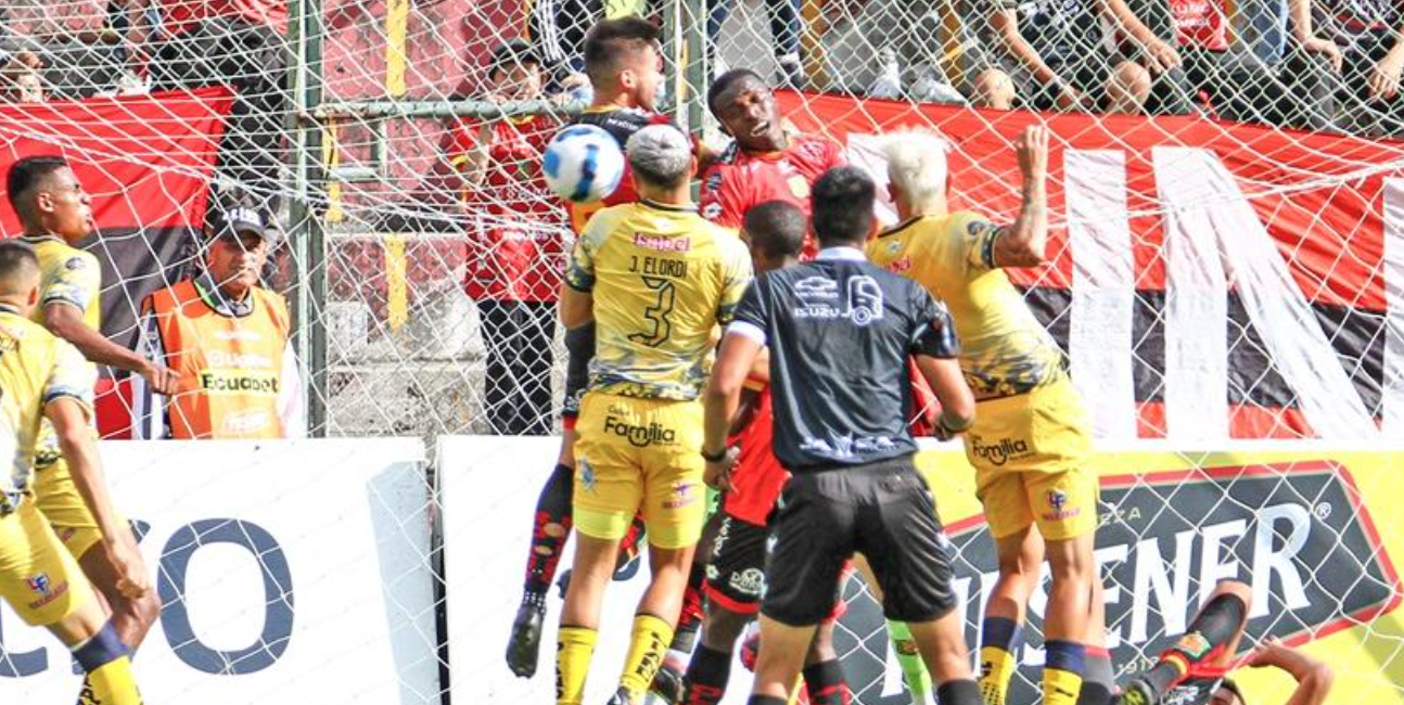 Empate sin goles entre Deportivo Cuenca y Delfín en un partido lleno de