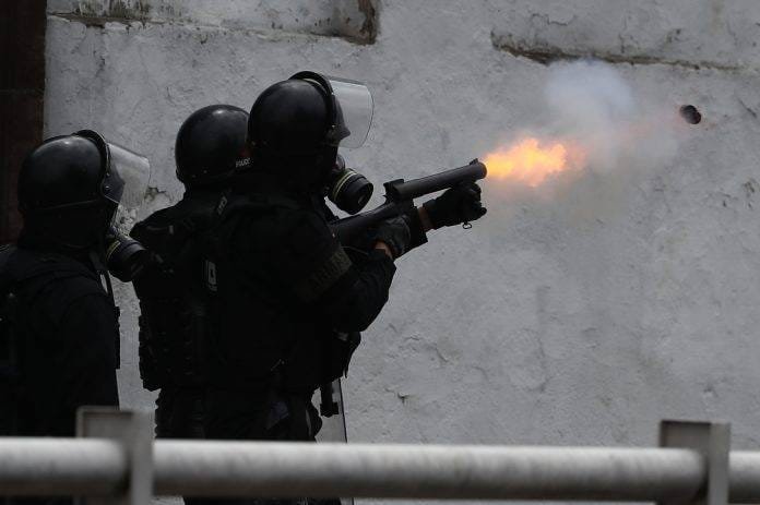 Choque de manifestantes con policías en Quito