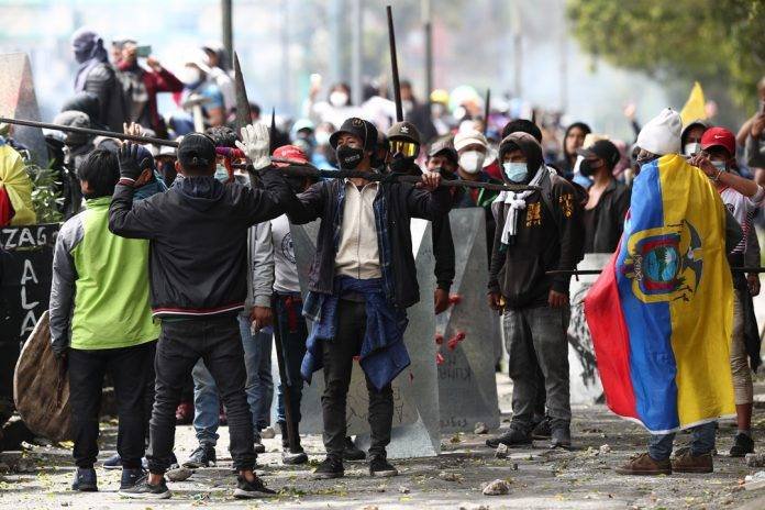 Choque de manifestantes con policías en Quito