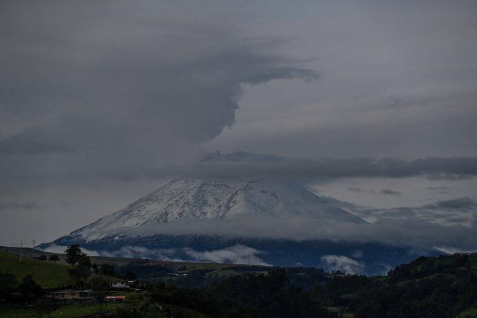 El volcán Cotopaxi vuelve a mostrarse en medio de la niebla de los Andes