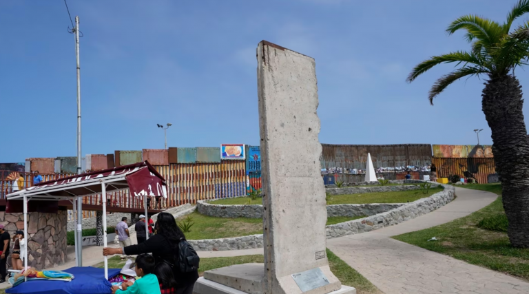 México coloca pedazos del muro de Berlín cerca de la frontera con EEUU a manera de mensaje